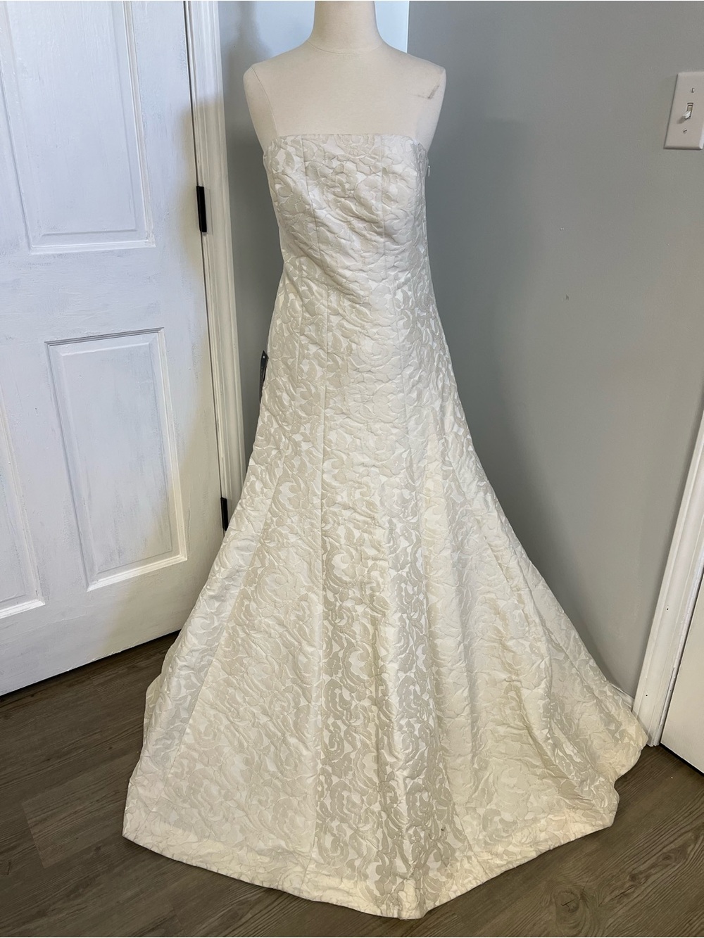 NWT Ann Taylor Strapless Wedding Gown Size 4 Textured Floral Brocade Dress